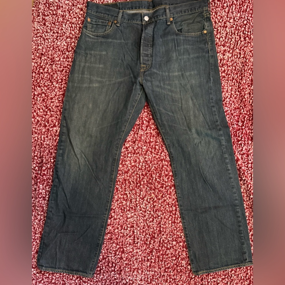 Levi’s Strauss Blue Relaxed Jeans with Classic American Style